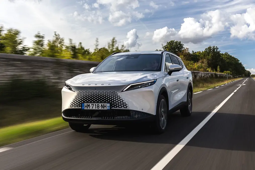 SUV Omoda 7 hybride rechargeable vu de profil sur route