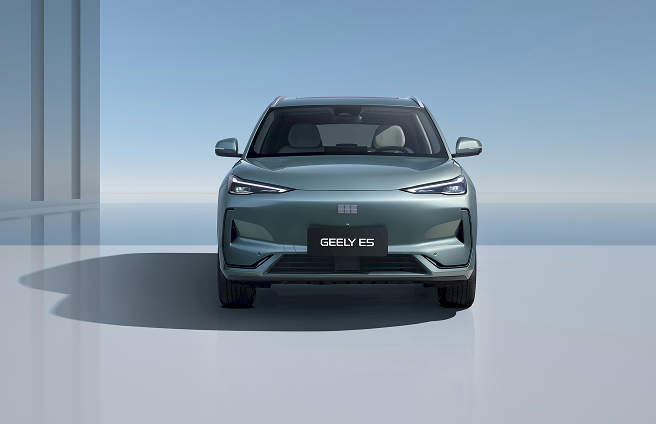 Vue avant du Geely E5 2026 en extérieur