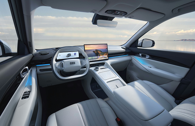 Profil latéral du Geely E5 2026 sur route