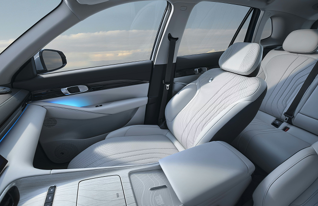 Intérieur moderne du Geely E5 2026 avec écran tactile