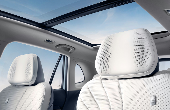 Habitacle lumineux du Geely E5 2026 avec toit panoramique