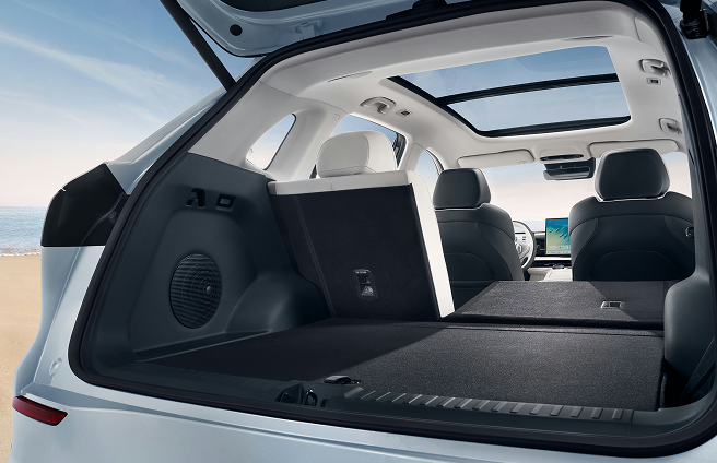 Geely E5 2026 branché sur une borne de recharge rapide
