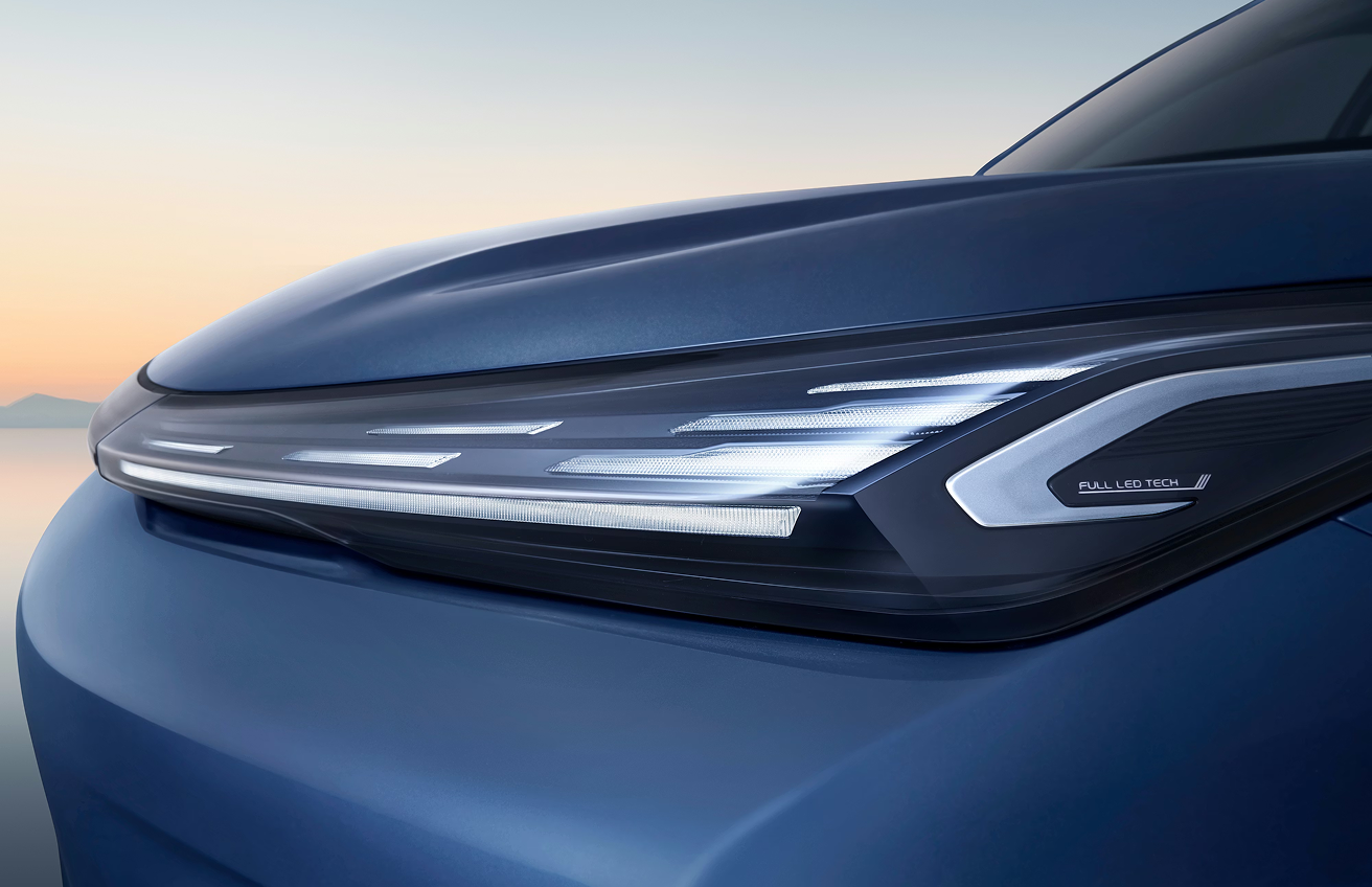 Vue avant du Geely Starray EM-i 2026 sur route
