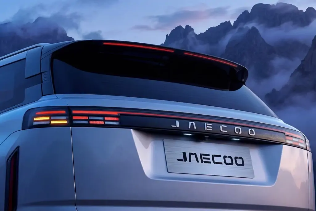 Profil du Jaecoo 7 mettant en valeur ses lignes dynamiques