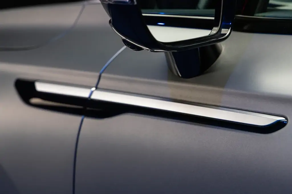 Profil latéral de l’Omoda 9 hybride rechargeable en mouvement