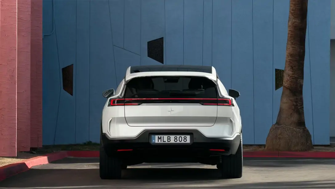 Vue avant du Polestar 3 électrique sur route