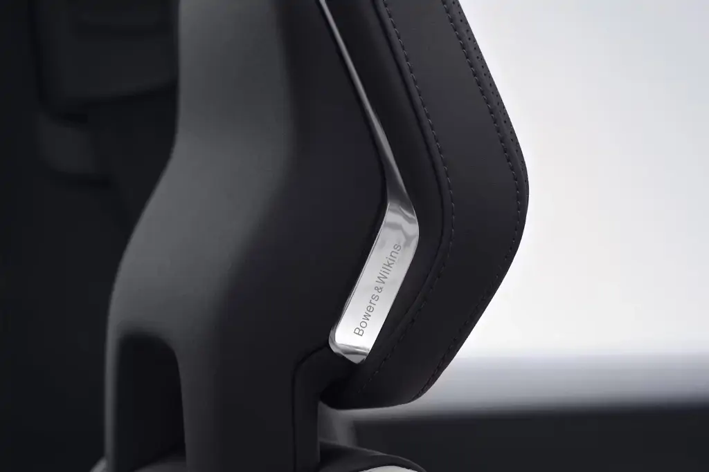 Profil latéral du Polestar 3 électrique en mouvement