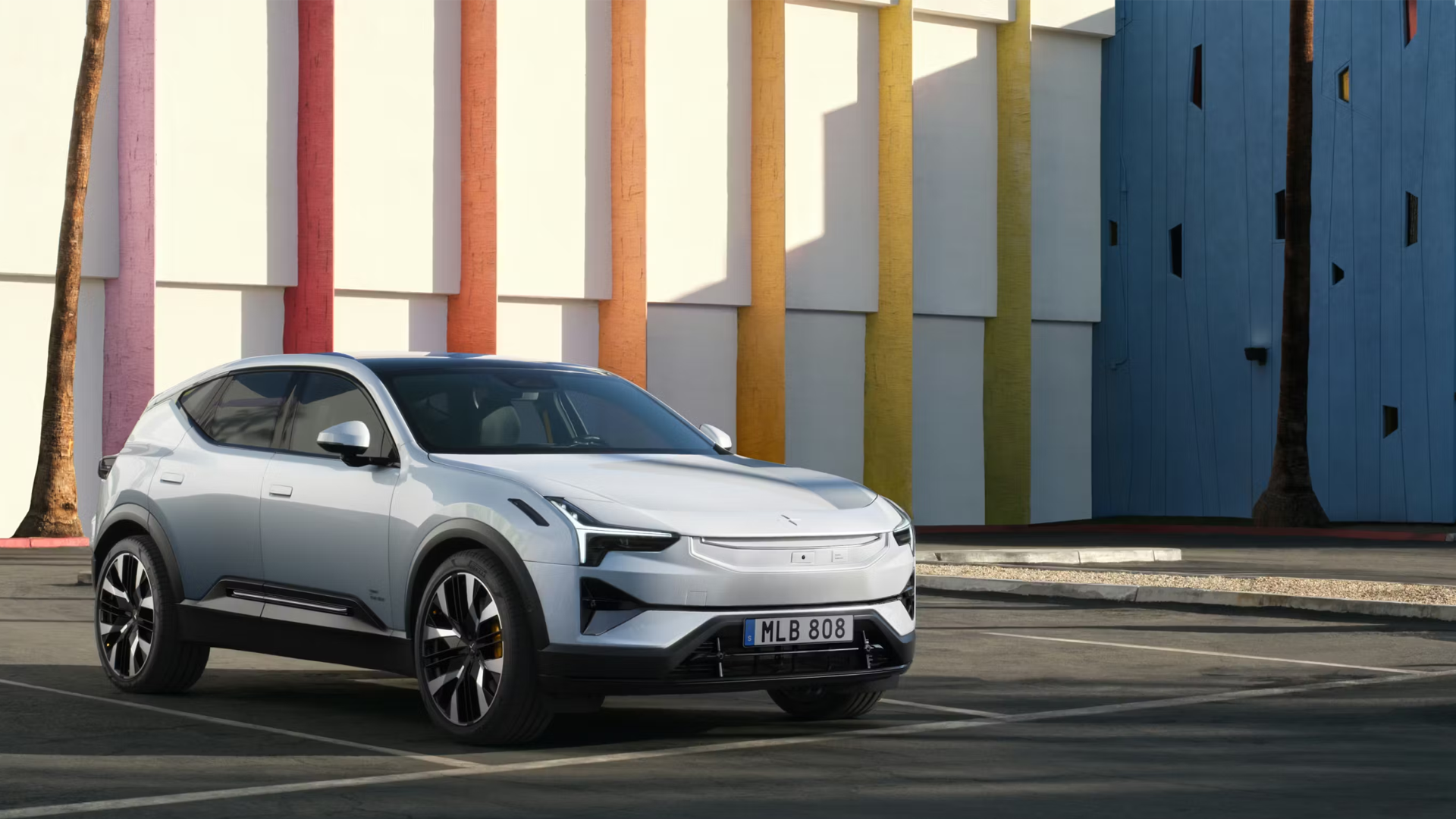 Polestar 3 stationné devant un paysage urbain