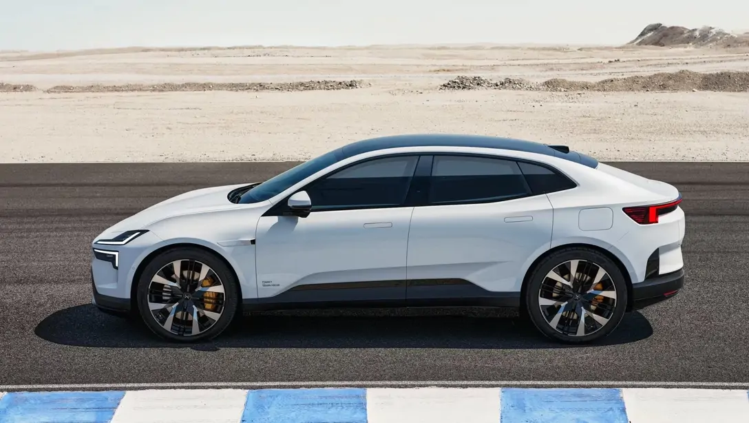 Vue avant du Polestar 4, SUV coupé électrique au design moderne