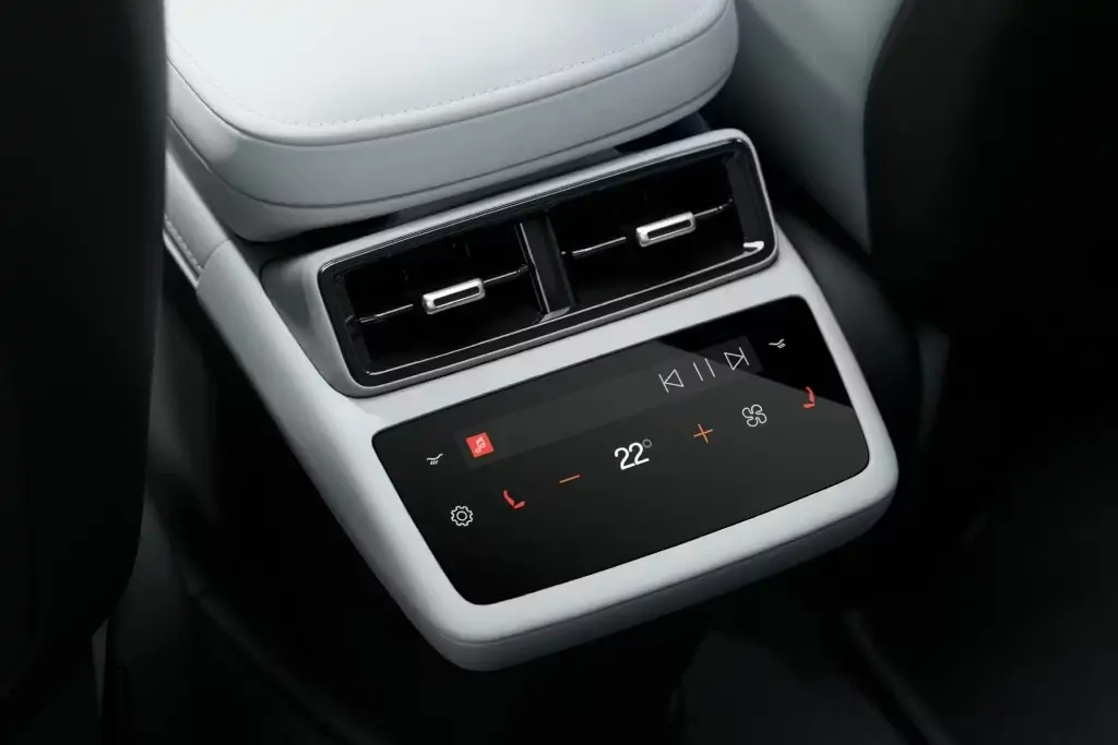 Intérieur du Polestar 4 avec tableau de bord digital et finitions premium