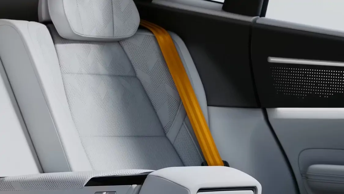 Vue arrière du Polestar 4 sans lunette arrière, caméra intégrée visible