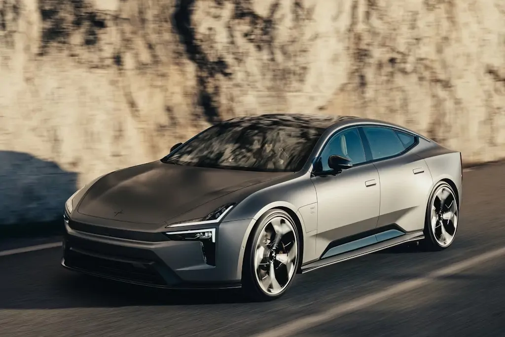 Profil latéral de la Polestar 5 en mouvement