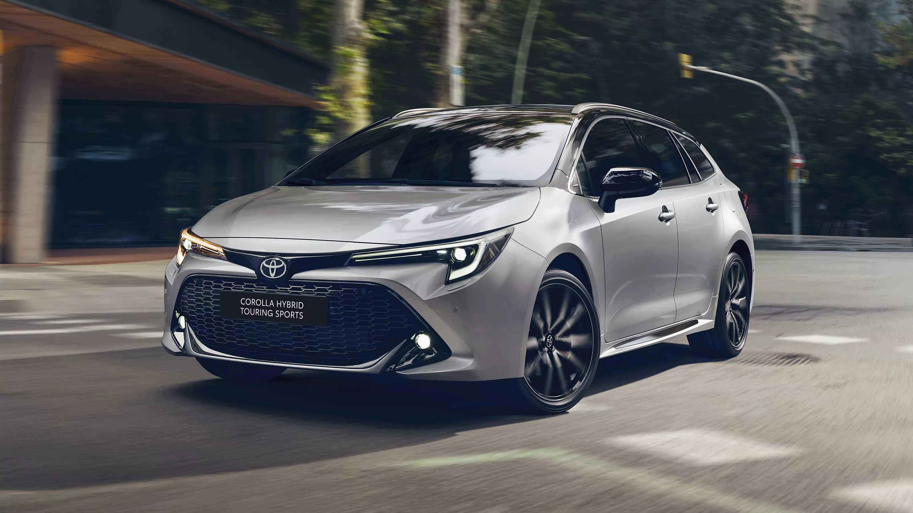 toyota-corolla-hybride-berline-familiale-vue-route-confort-et-economie