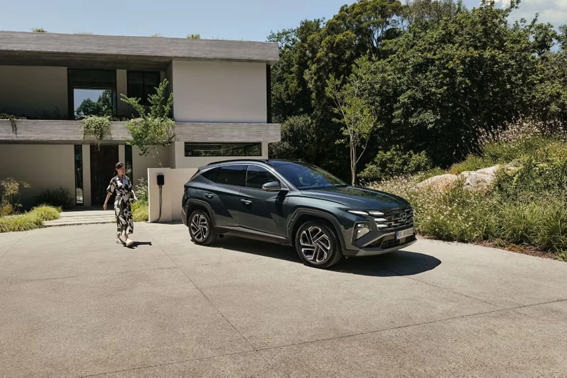 hyundai-tucson-hybride-suv-robuste-vue-en-mouvement-sur-autoroute