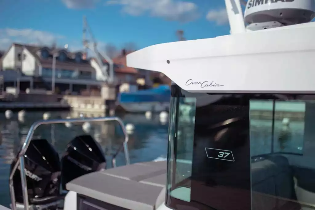 Axopar 37 XC Cross Cabin