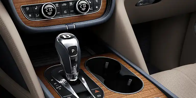 Détail des éléments intérieurs de la Bentley Bentayga Azure