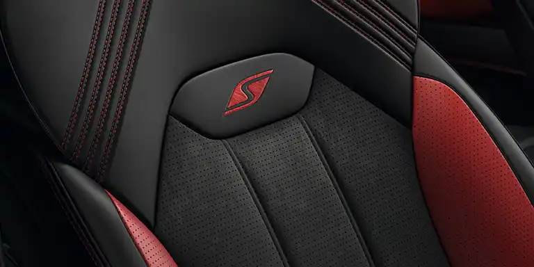 Détails de broderies des sièges du Bentley Bentayga S à Genève