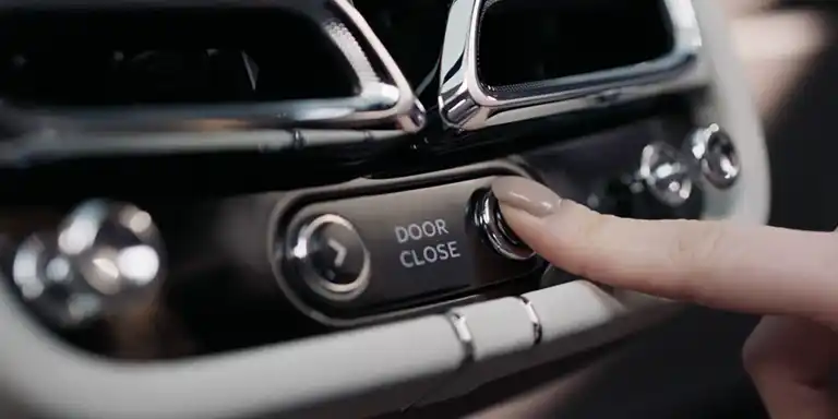portes arrières électriques de la Bentayga EWB Azure du Groupe Chevalley