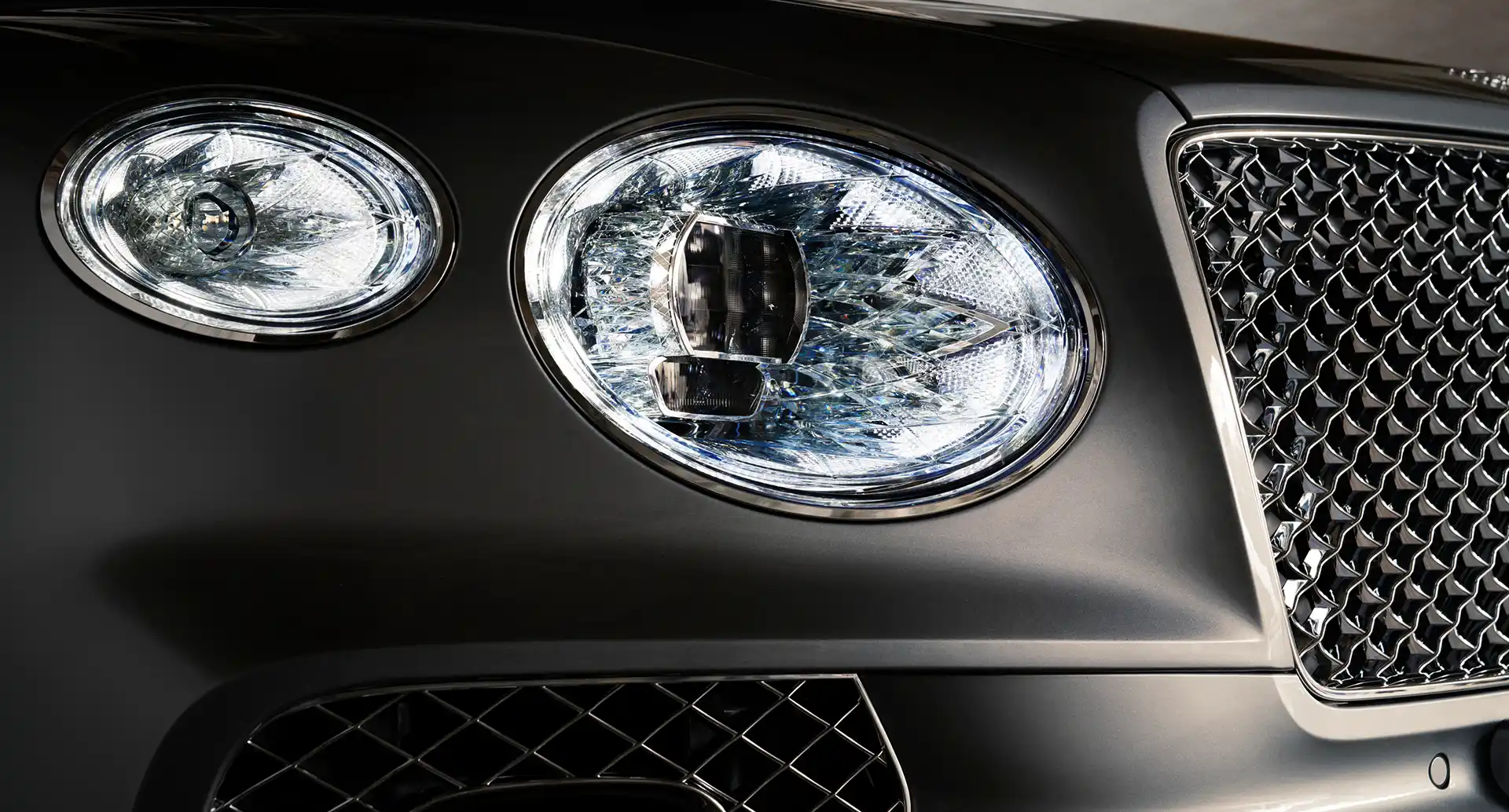 Phares avant du Bentley Bentayga 