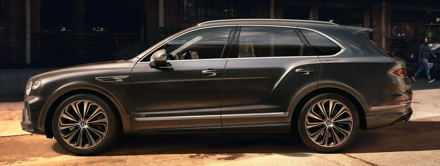 Bentley Bentayga de côté chez Bentley Genève