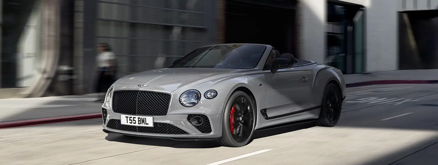 Bentley Continental GTC S devant maison