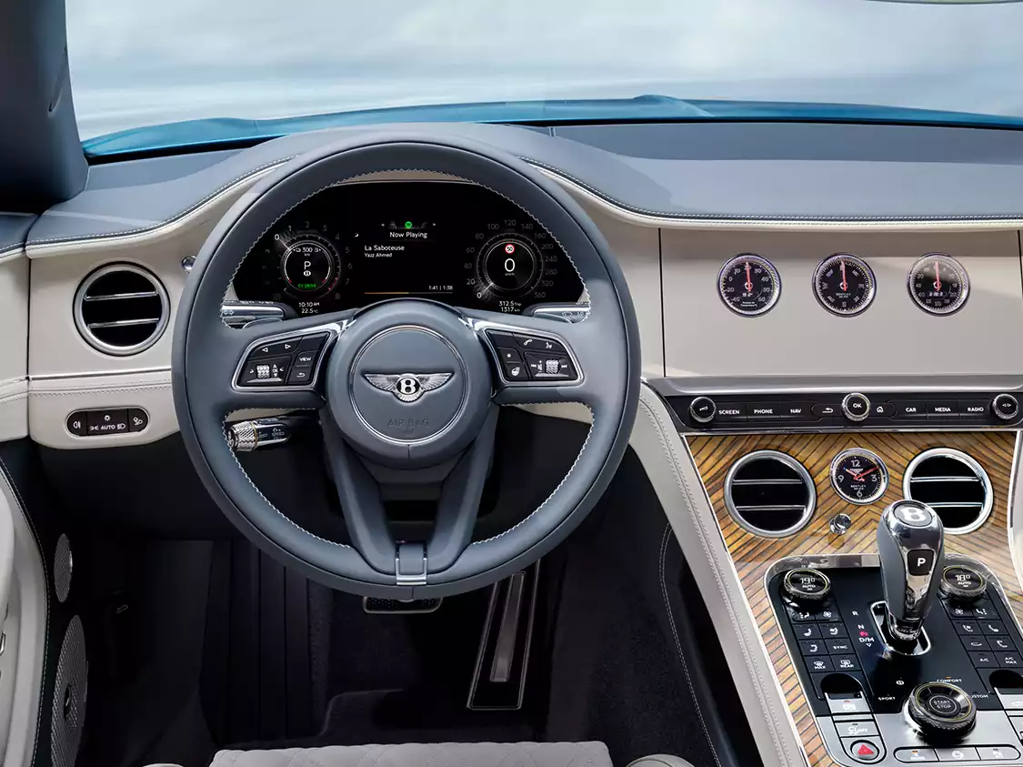 détail du volant connecté de la Bentley Continental GTC Azure 26MY