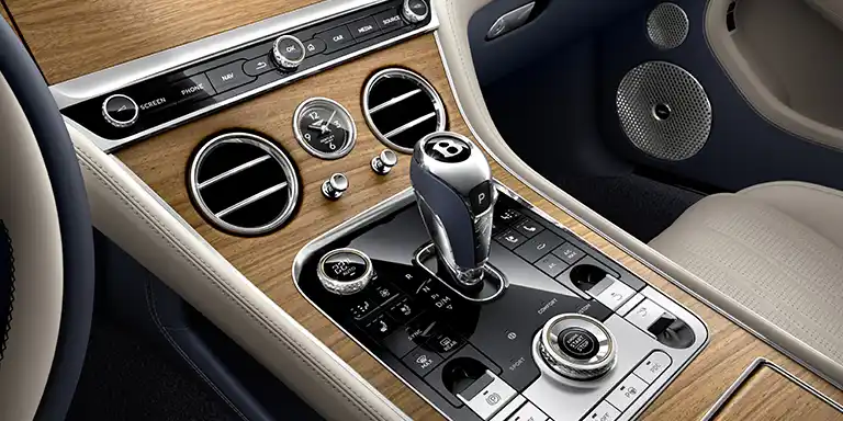 Détail des éléments intérieurs de la Bentley Continental GT Azure