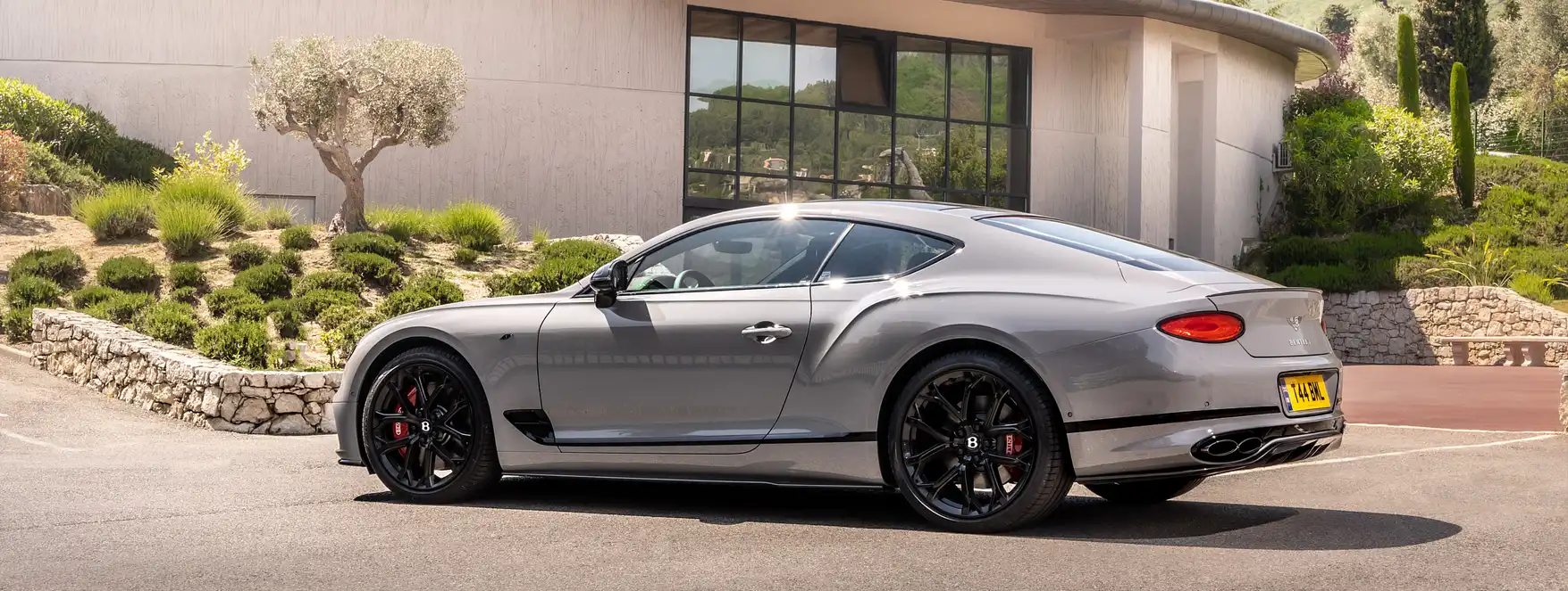 Bentley Continental GT S devant maison