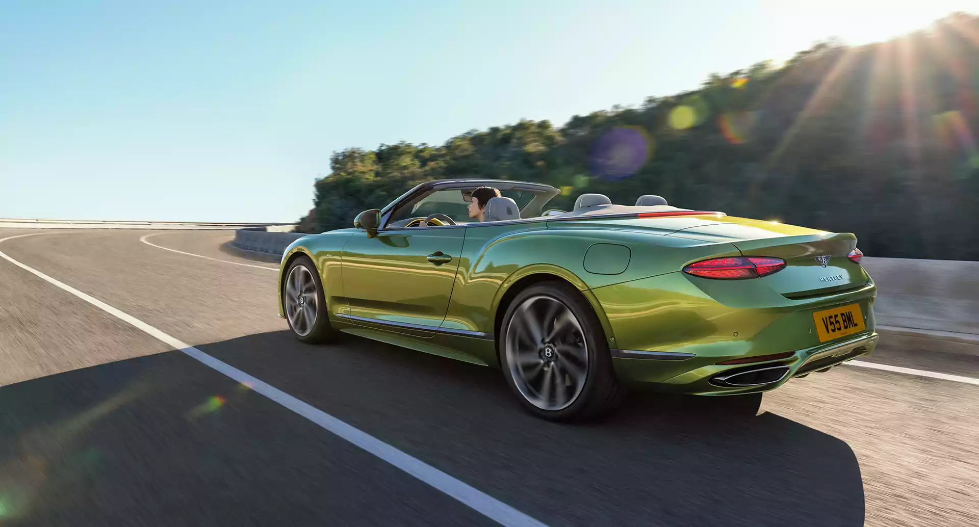 pla 3/4 arrière de la nouvelle Bentley Continental GTC Speed sur route à Genève