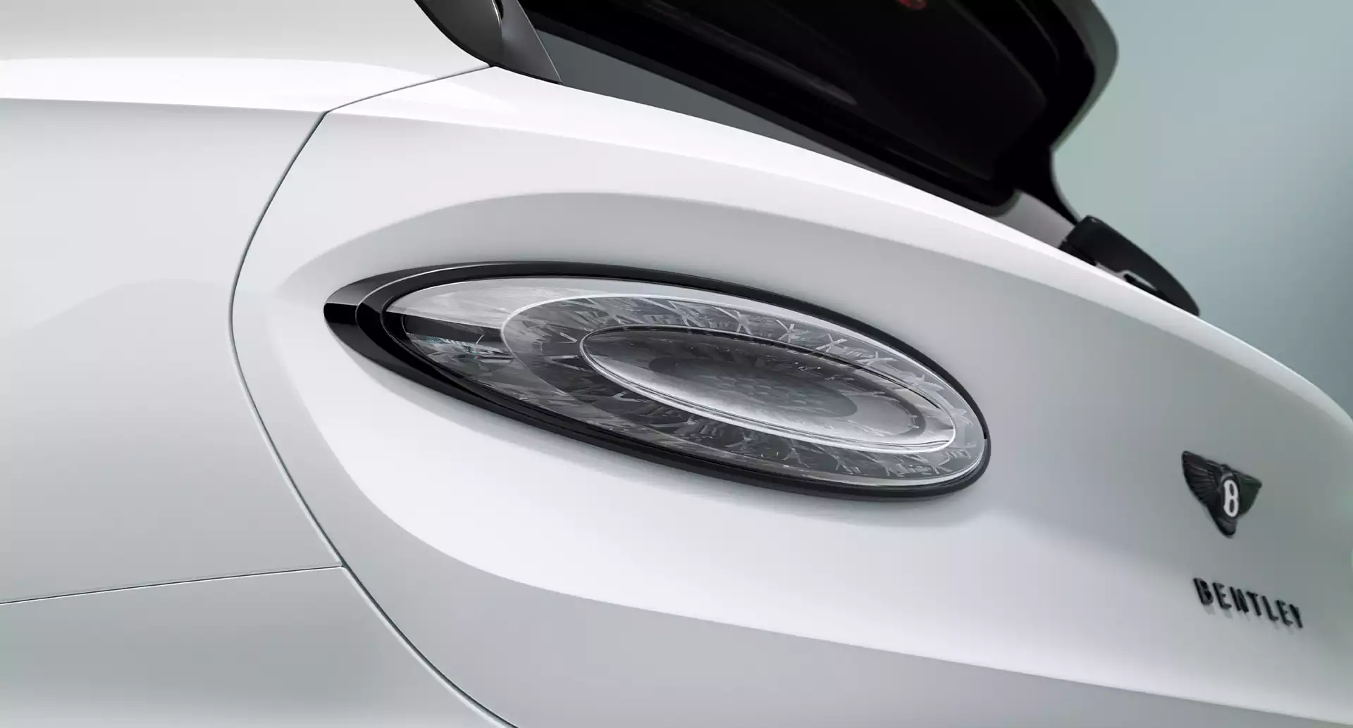 =gros plan sur le phare arrière de la Bentley Bentayga Speed
