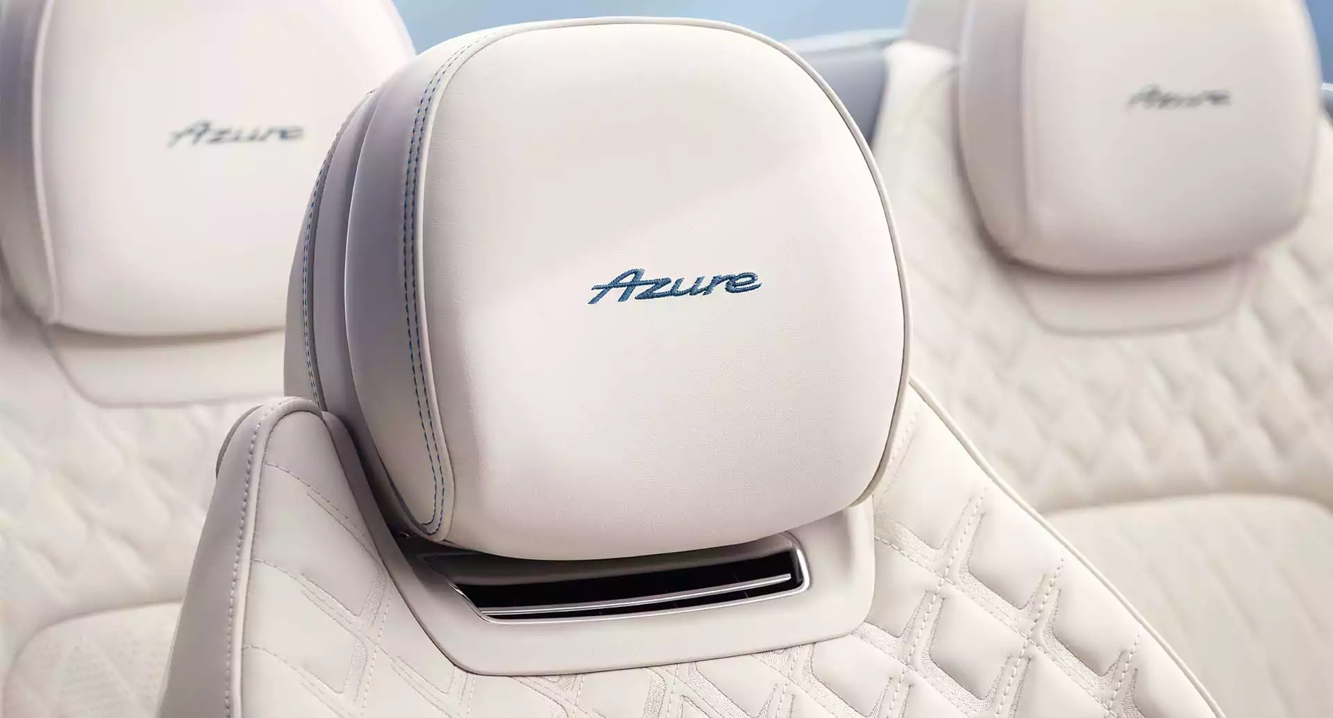 =détail des sièges luxueux de la Bentley Continental GTC Azure cabriolet