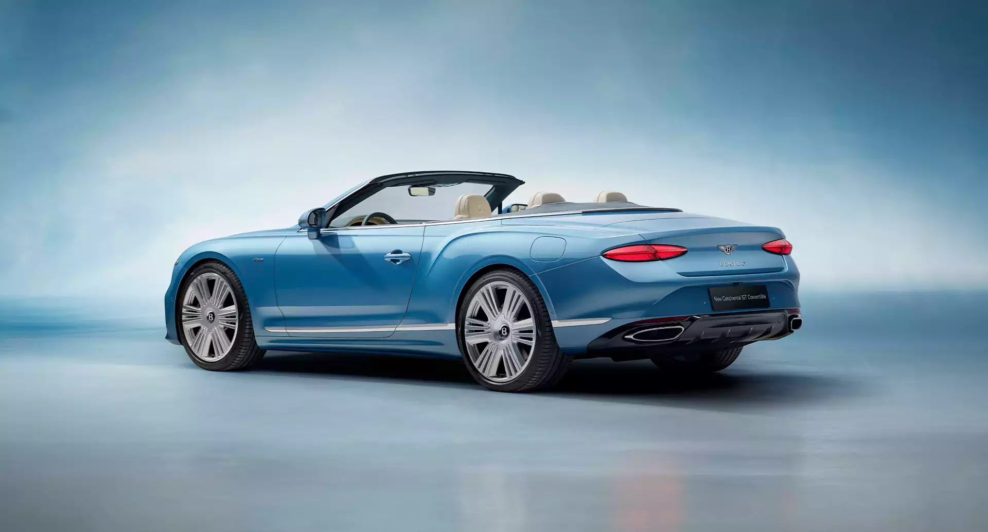 vue 3/4 arrière de la bentley continental GTC azure chez Bentley Genève