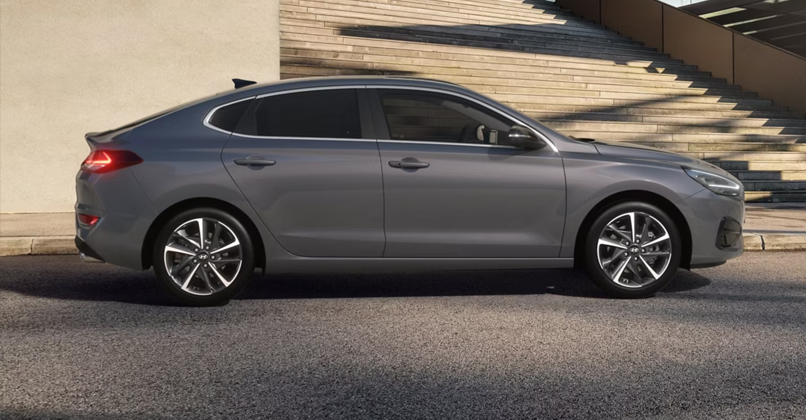 BPM Cars Hyundai i30 fastback - Voiture de profil