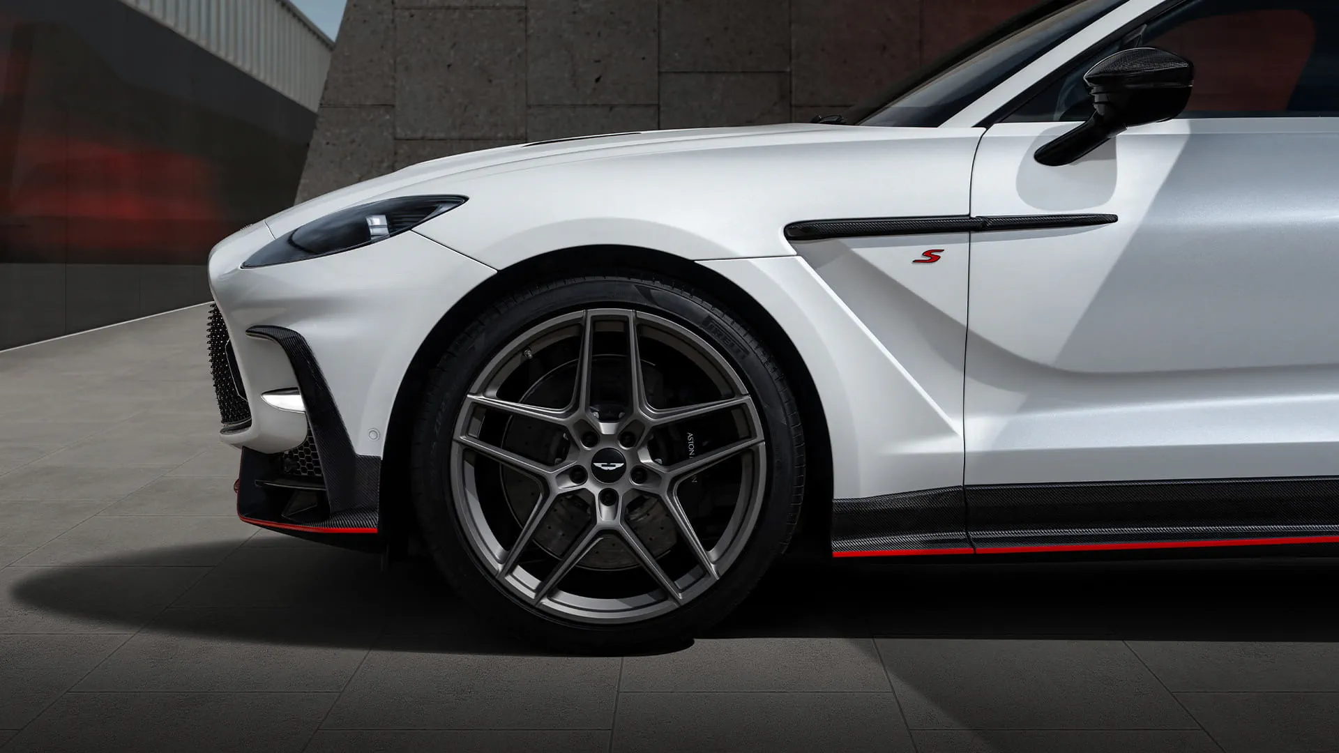 Aston Martin DBX S