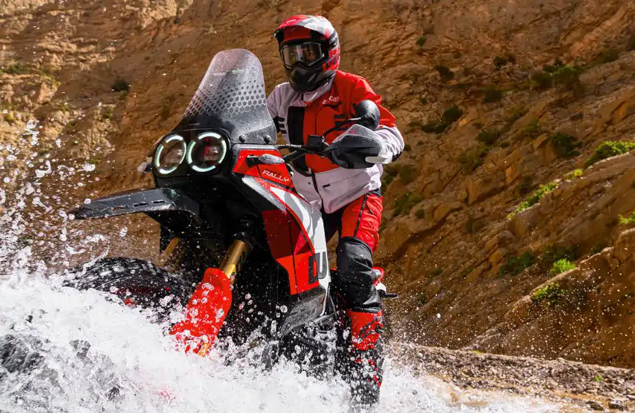 BPM Motorbike - Ducati DesertX Rally vue avant terrain