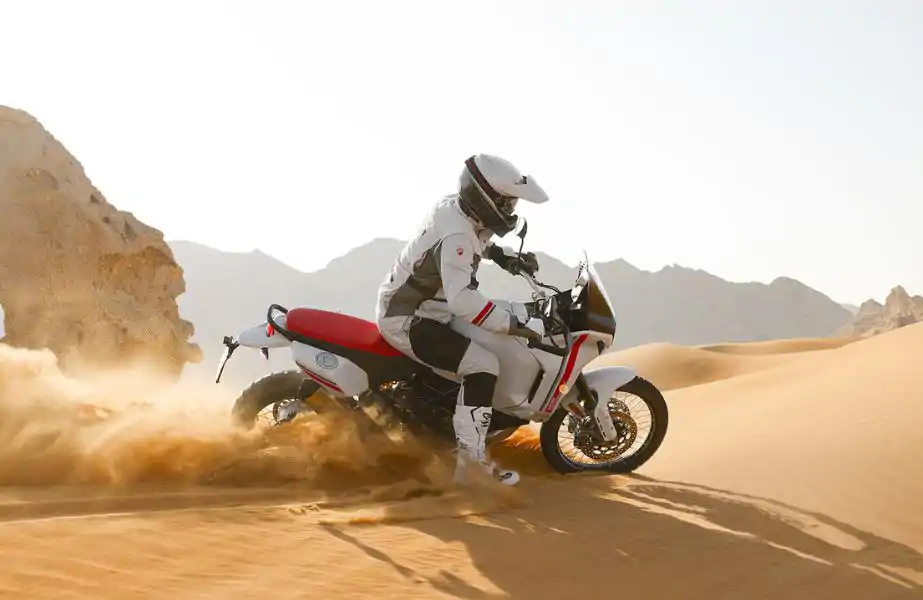 bpm moto - ducati desertx dérapage 