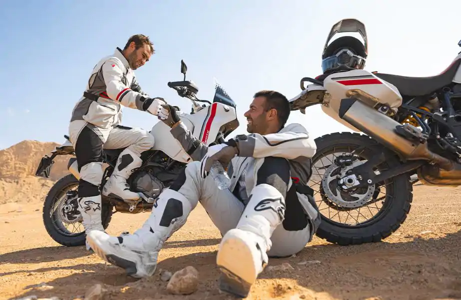 bpm moto - ducati desertx pause dans le desert