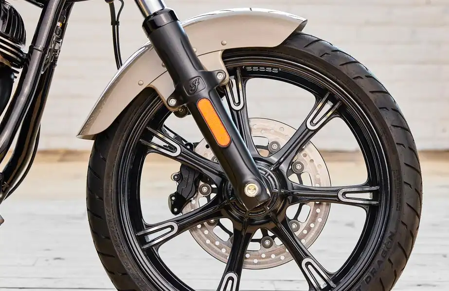 BPM Moto - Indian Cruiser Chief Dark Horse vue pneu