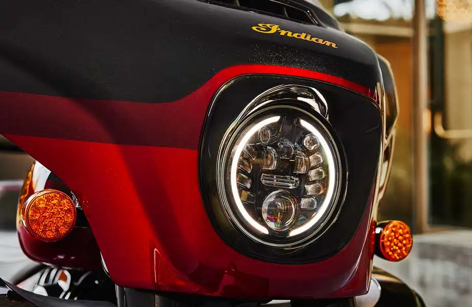 BPM Moto - Indian Roadmaster Elite vue phare