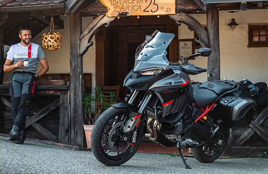 BPM Motorbike - Ducati Multistrada V4 S Grand Tour vue trois quart