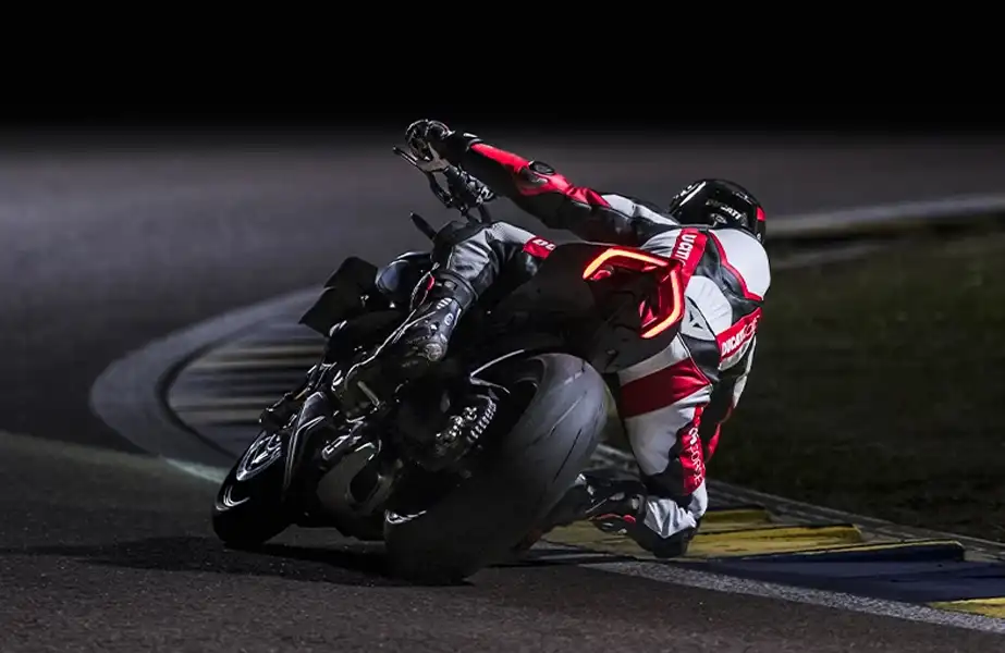BPM Motorbike - Ducati Streetfighter V4 S vue arrière
