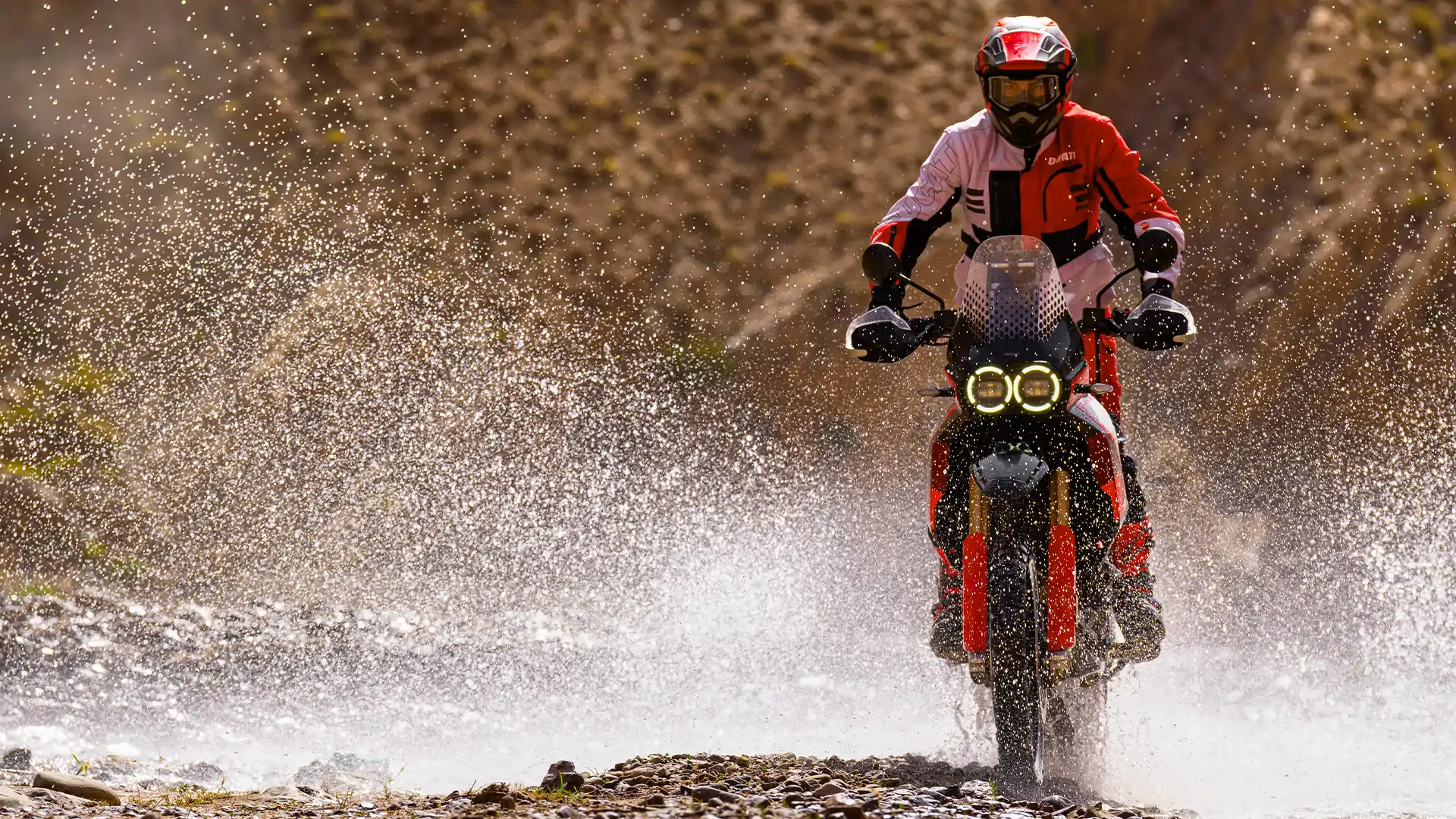 BPM Moto - Ducati DesertX Rally franchissement
