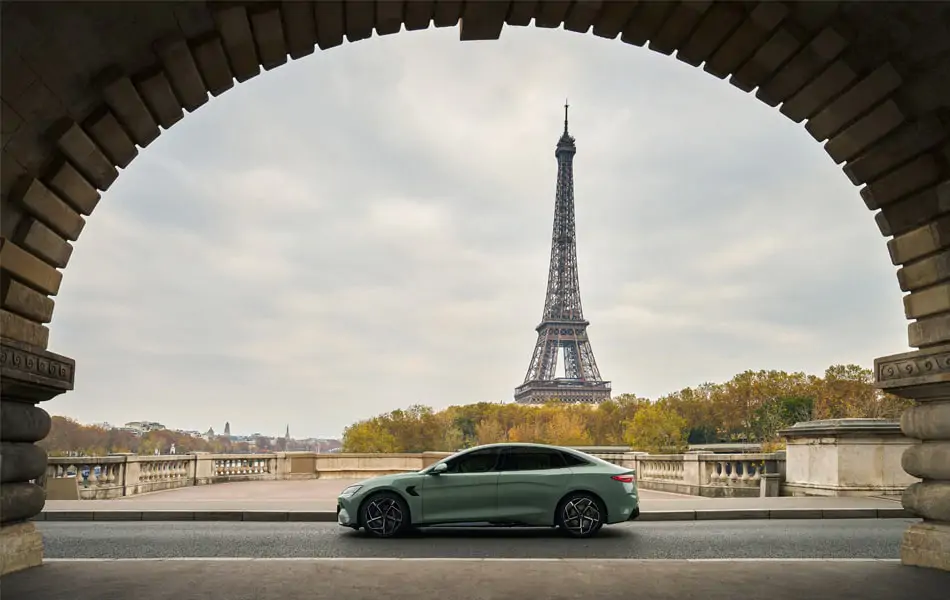 BYD Seal devant la Tour Eiffel
