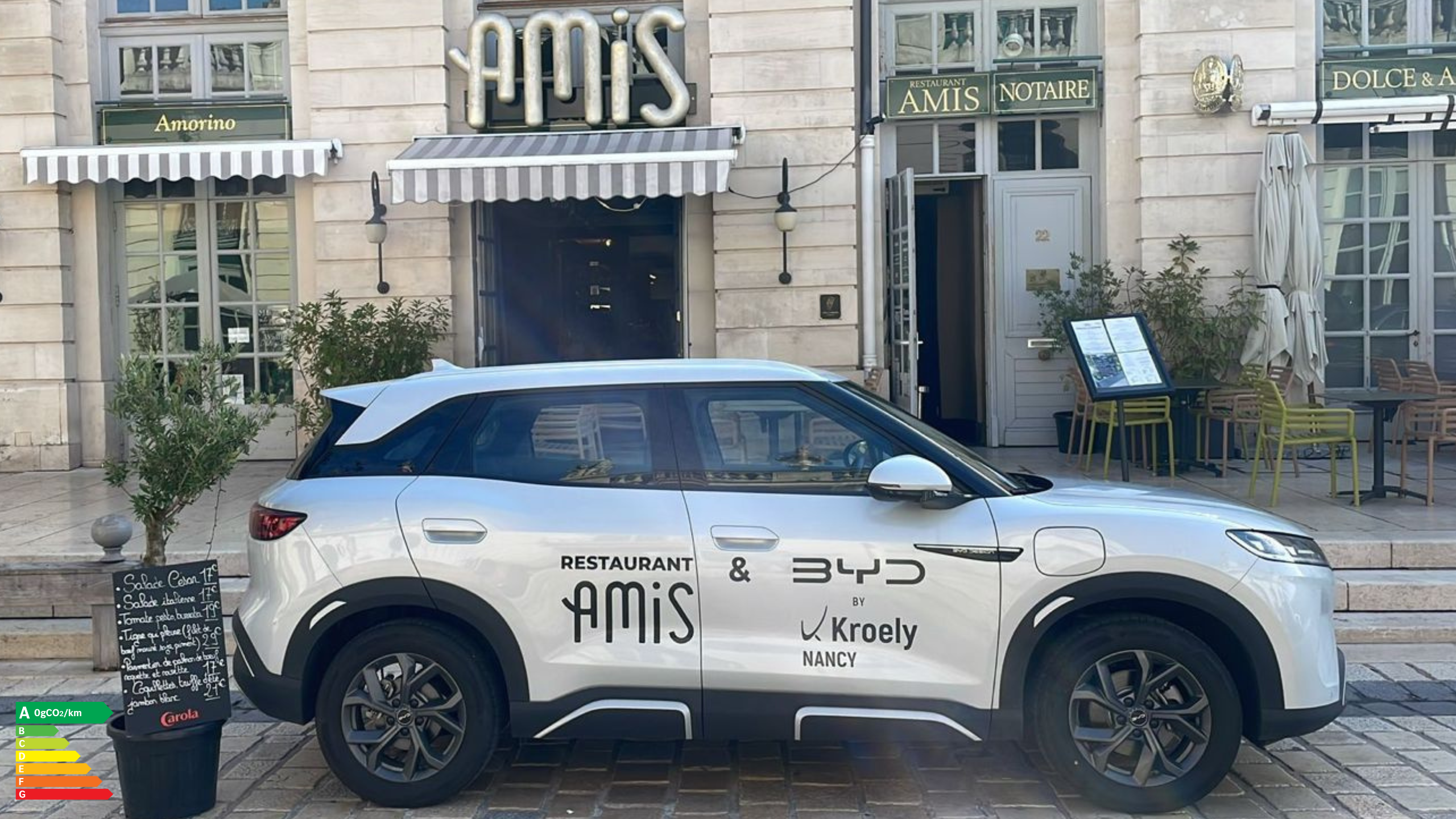 BYD grise devant le restaurant AMIS de Nancy