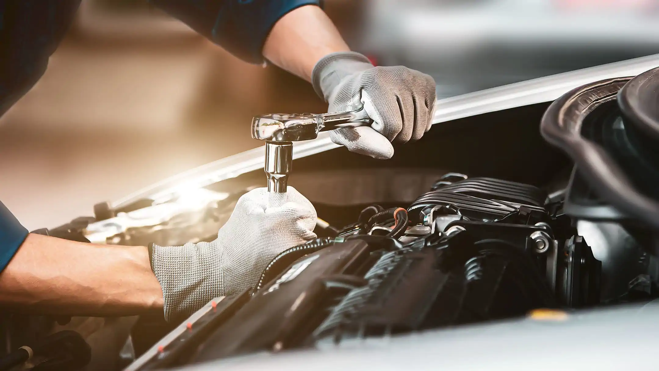Mécanicien BYD travaillant sur un moteur BYD