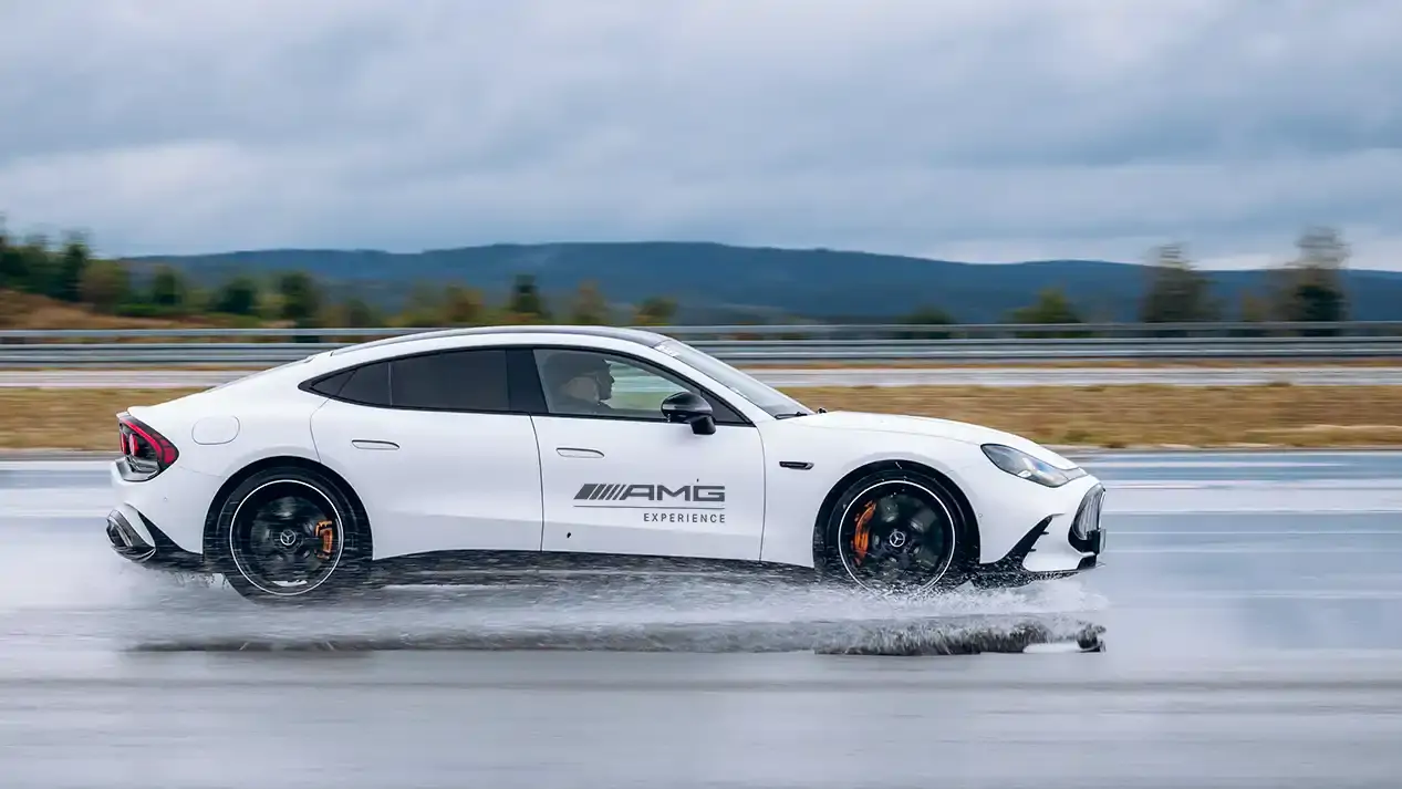 Mercedes-AMG GT Coupé 4 Portes électrique sur circuit