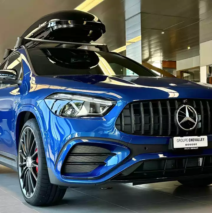 Mercedes-Benz bleu avec coffre de toit au Garage de l'Athénée