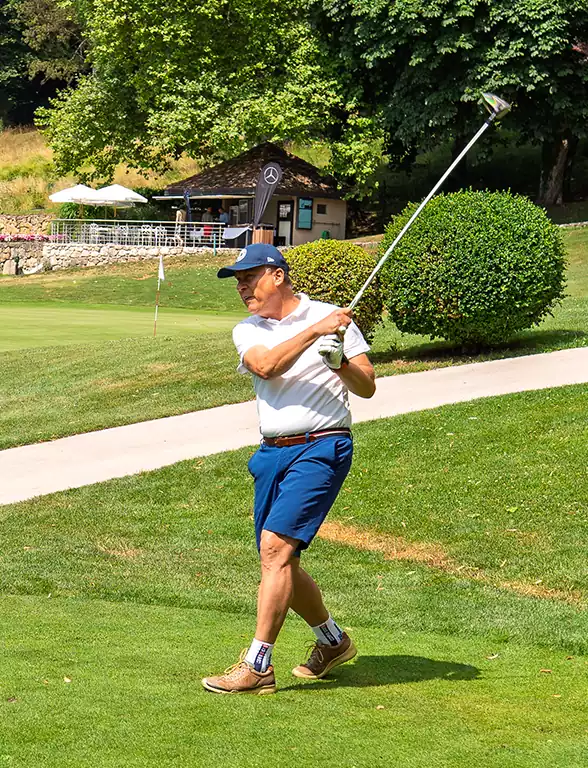 Joueur de golf au Mercedes-Trophy 2025