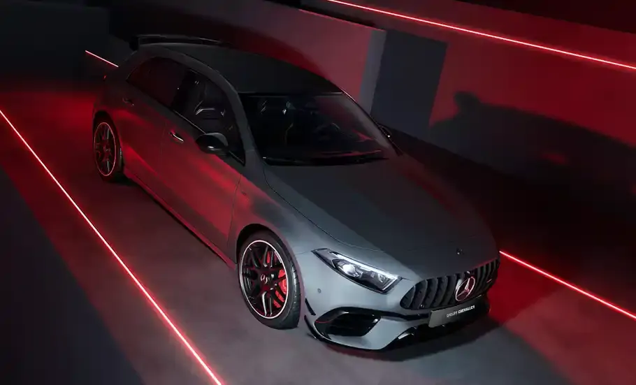 Vue avant de la Classe A 45 AMG