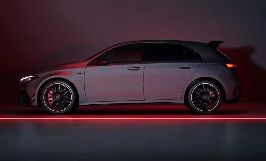 Vue de côté de la Mercedes-AMG Classe A à Nyon